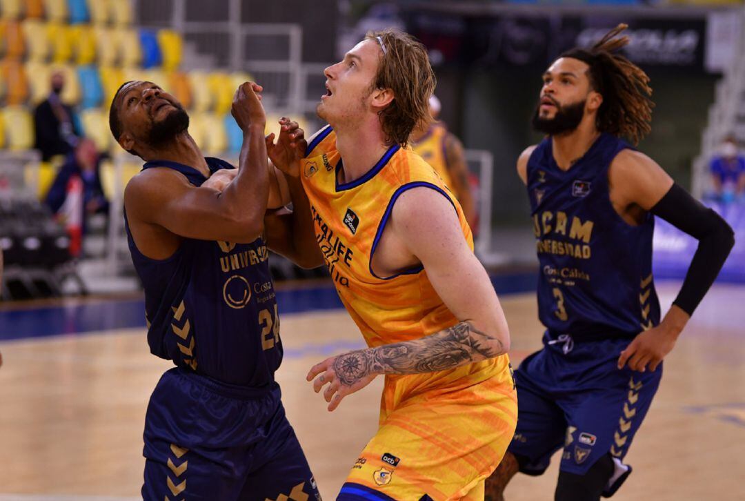 DJ a la caza del rebote