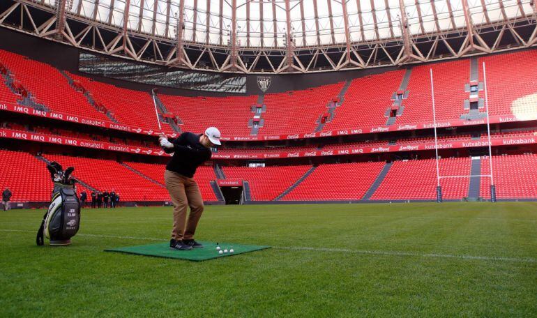 Jon Rahm jugando a golf en San Mamés 