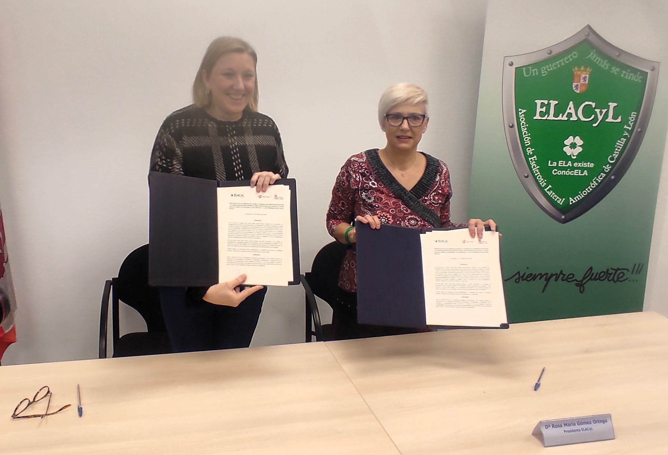 La consejera de Familia e Igualdad de Oportunidades, Isabel Blanco -izquierda-, presentando el nuevo convenio junto a la presidenta de la asociación ELACyL, Rosa María Gómez. / Foto: Radio Castilla
