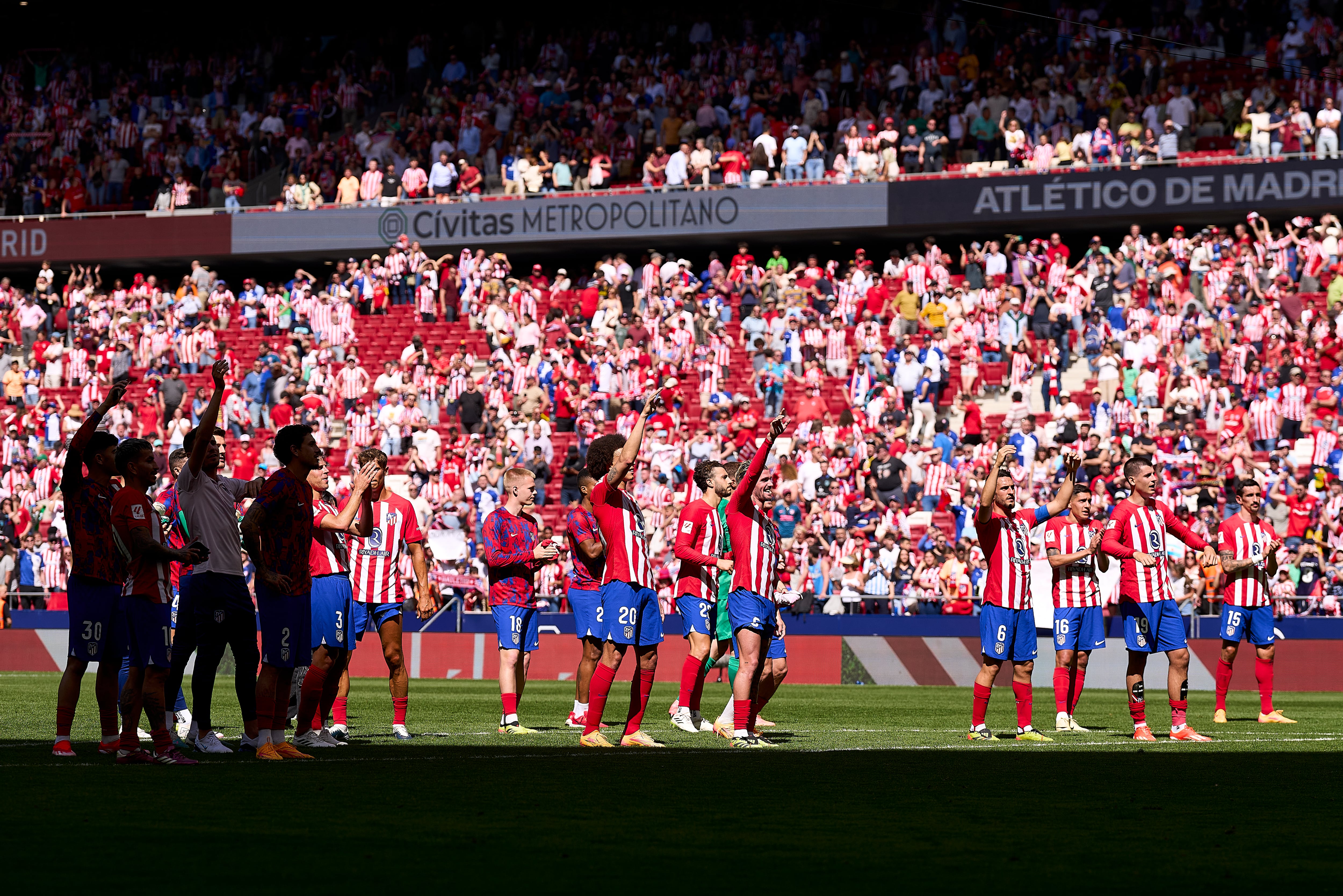 MADRID, SPAIN - APRIL 14: Players of Atletico de Madrid salutes the fans after the game the LaLiga EA Sports match between Atletico Madrid and Girona FC at Civitas Metropolitano Stadium on April 14, 2024 in Madrid, Spain. (Photo by Diego Souto/Getty Images)