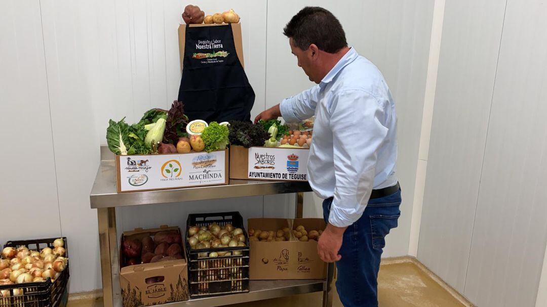 El concejal de Agricultura, Ganadería y Pesca de Teguise, Gerardo Rodríguez, supervisa una de las &quot;cestas sociales&quot;.