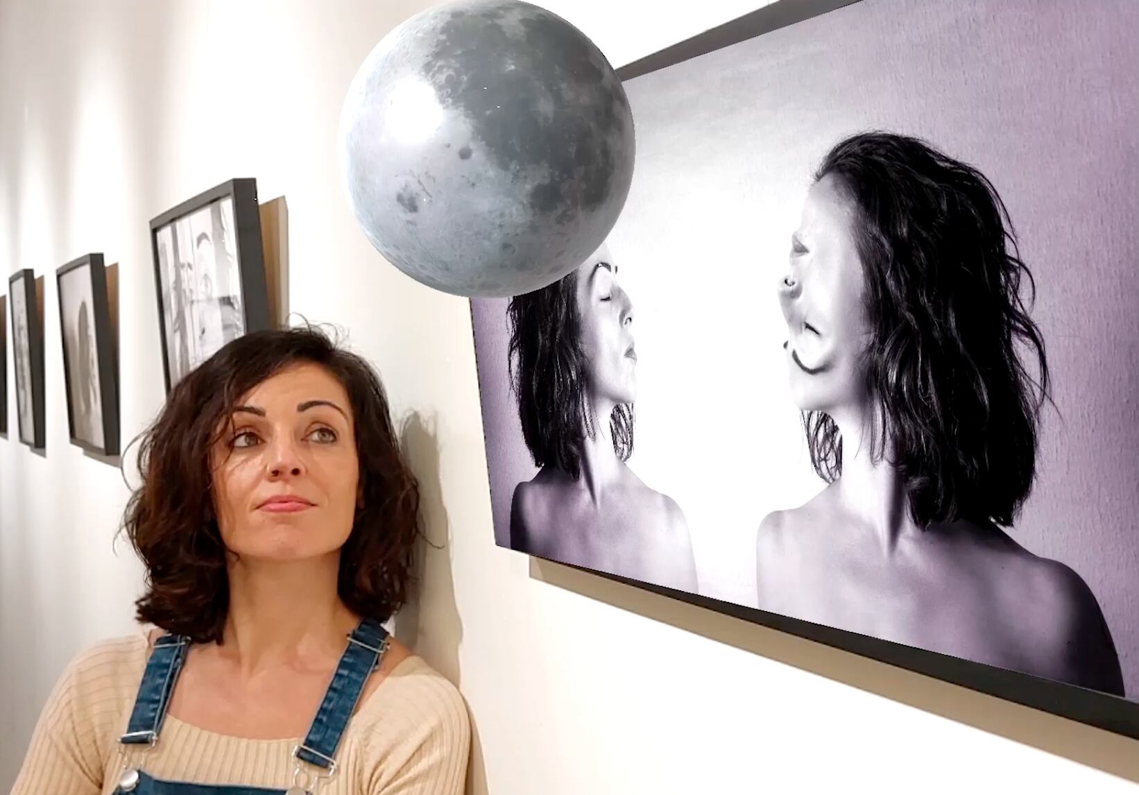 La artista Zaida Vázquez ante una de sus obras en una exposición