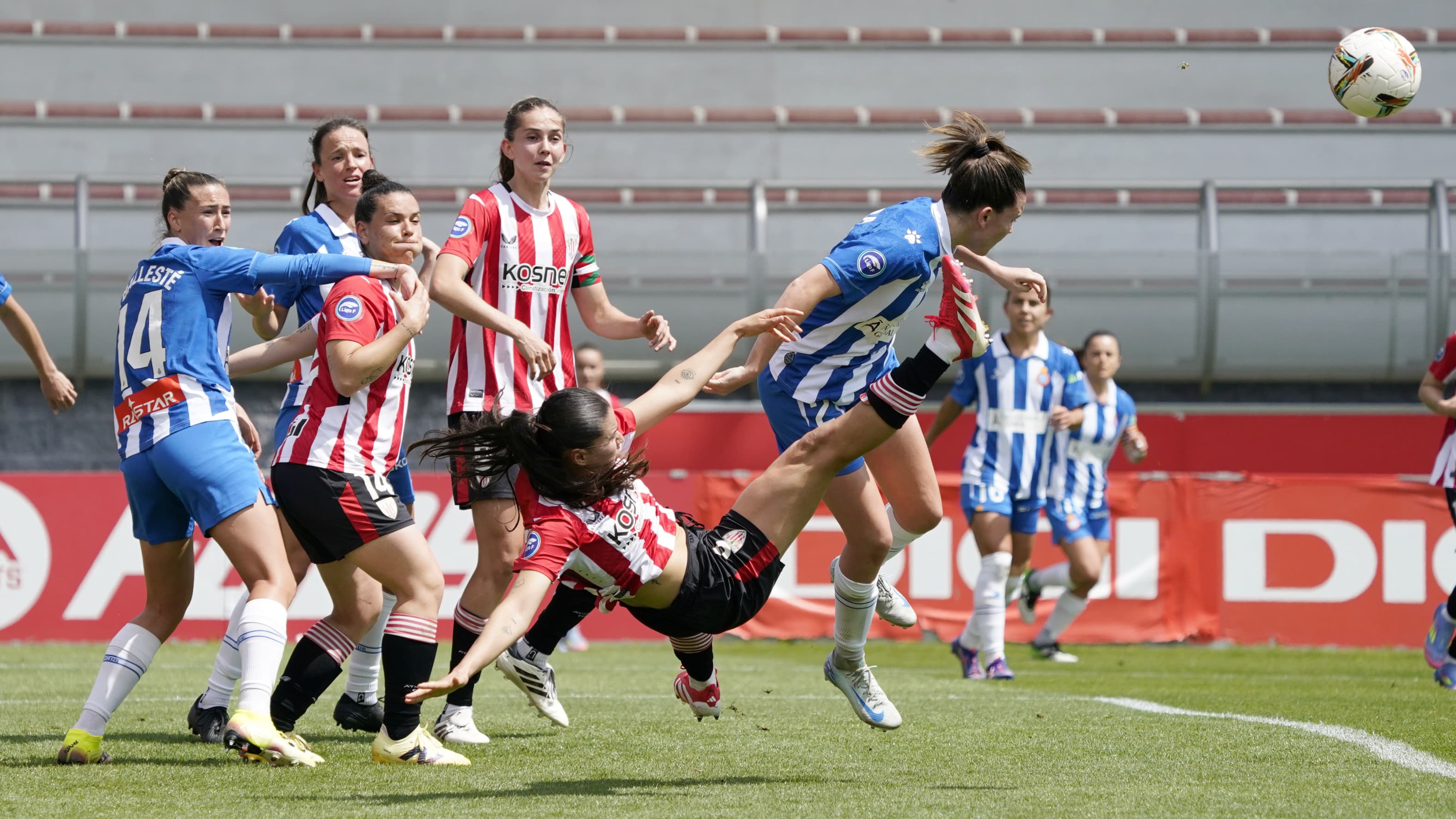 La jugadora del Athletic Club, Naia Landaluze, tratando de rematar un balón ante la defensa del Espanyol