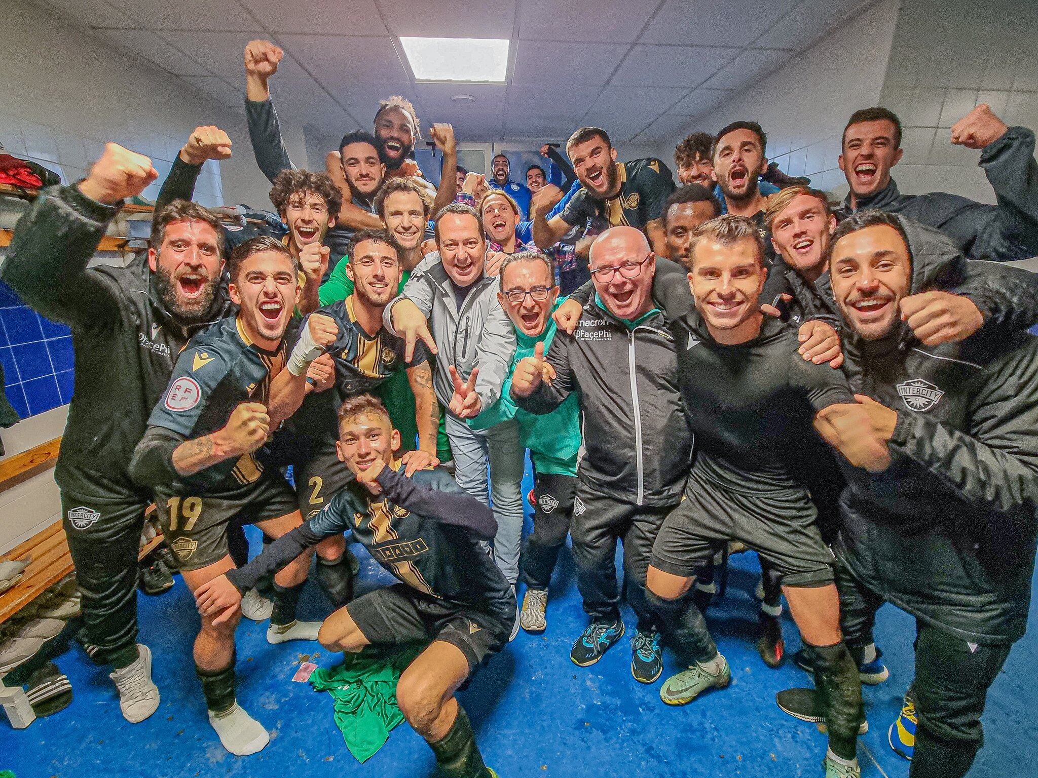 El Intercity celebra la victoria ante el Alcoyano en el vestuario del estadio Antonio Solana