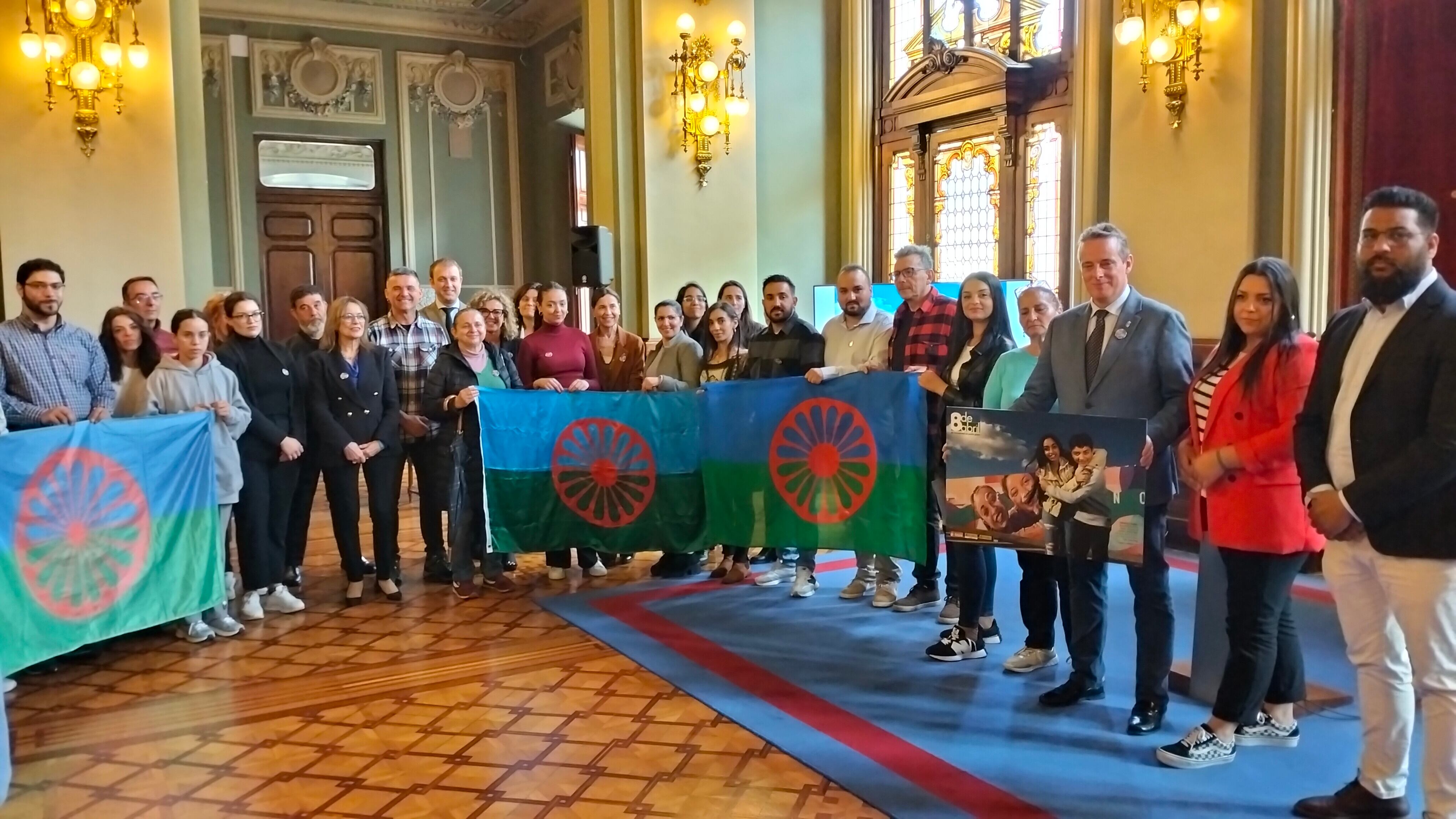 Foto de familia en la celebración del Día Internacional del Pueblo Gitano en la JGPA