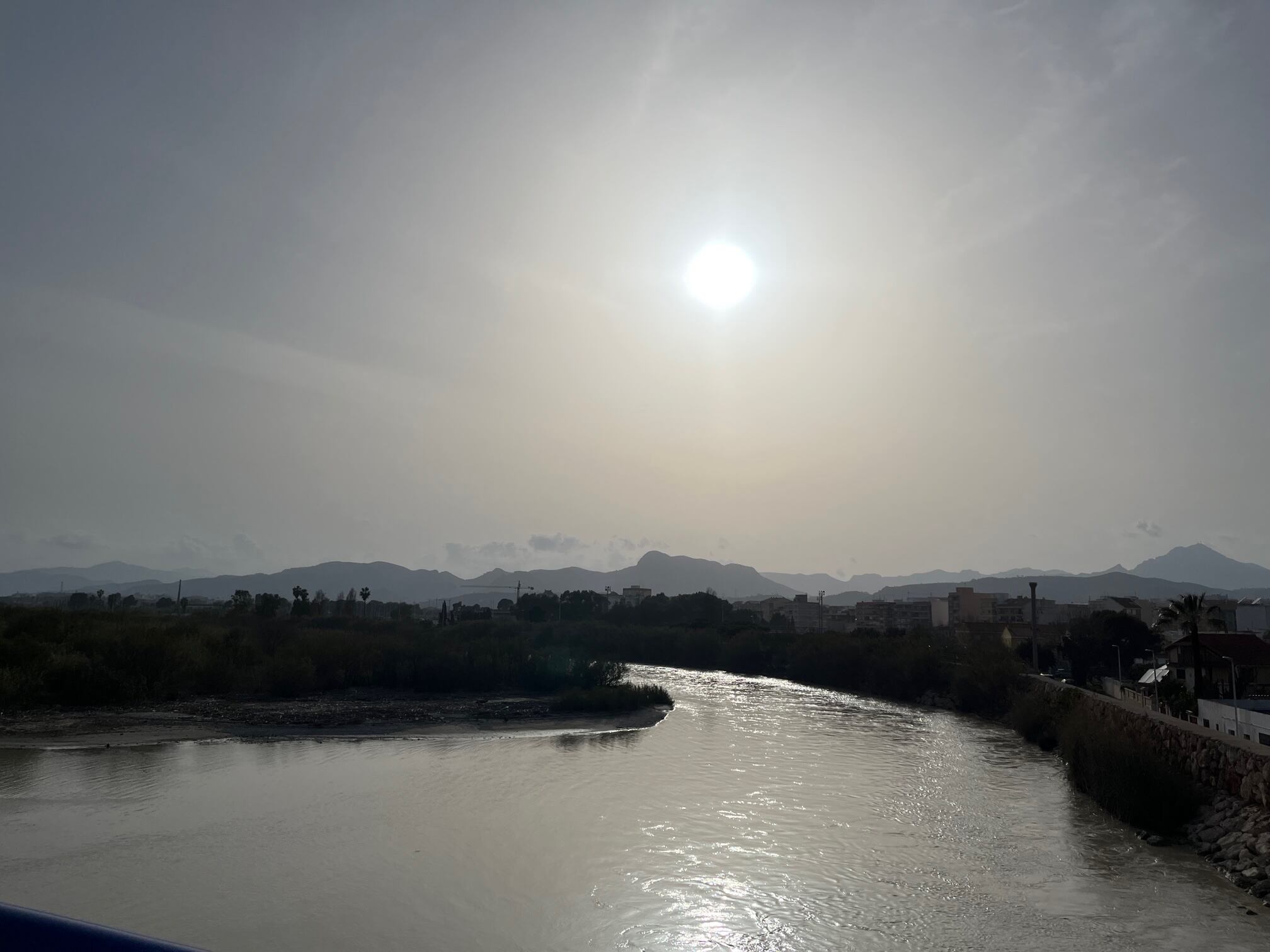 Sale el sol en la Safor, en la tarde del domingo 27 de marzo, tras 14 días sin verlo