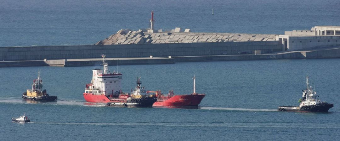 El buque quimiquero &#039;Sukran C&#039;, es remolcado al Puerto Exterior de Punta Langosteira, en el concello coruñés de Arteixo, tras haber sufrido una avería en su máquina que lo dejó a la deriva varias millas al norte de la costa de Galicia.