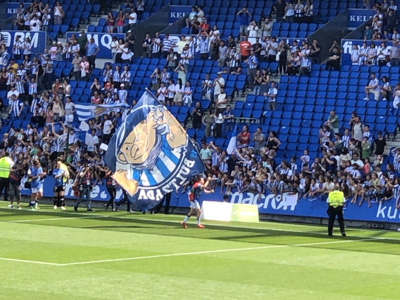 Las jugadoras de la Real celebran su histórica temporada