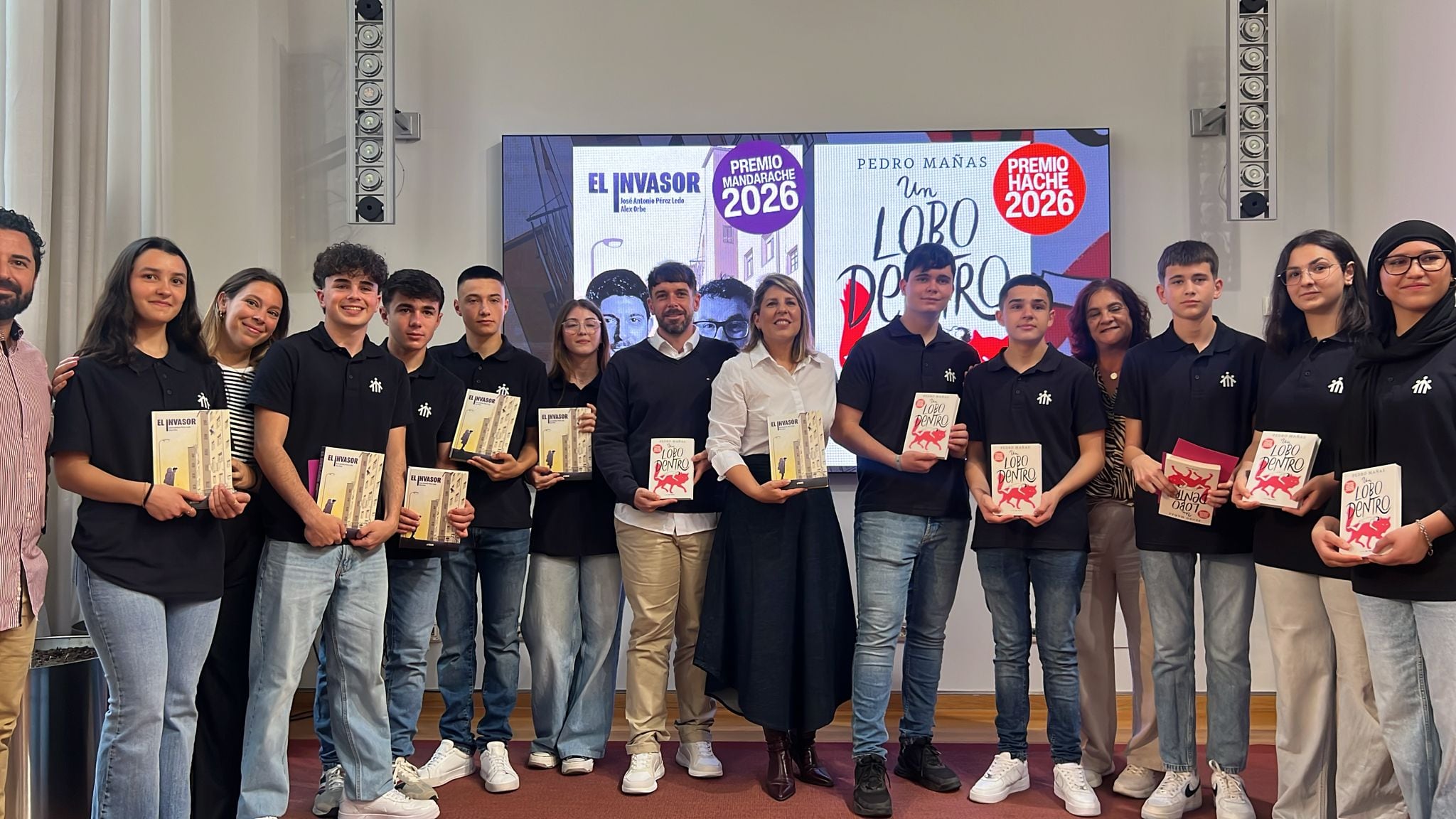 Pedro Mañas con ‘Un lobo dentro’ y Pérez Ledo junto a Alex Orbe con ‘El invasor’ ganan los Premios Mandarache y Hache 2026