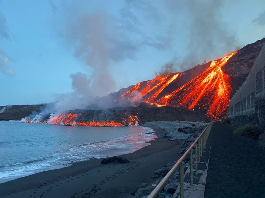 La lava llega por segunda vez al mar junto a la primera fajana y sobre la playa de Los Guirres