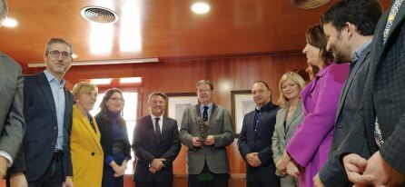 Escultura con la que el Ayuntamiento de Xàbia ha obsequiado al pleno del Consell.