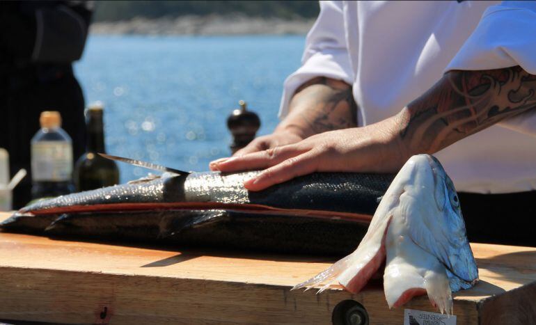 El cocinero Hung Fai, embajador de los Productos del Mar de Noruega, preparando salmón en la granja Blom
