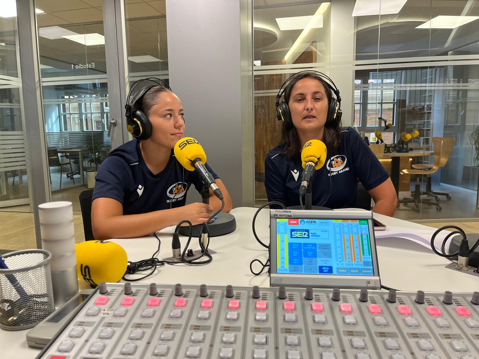 Las dos jugadoras posan en los estudios de la SER