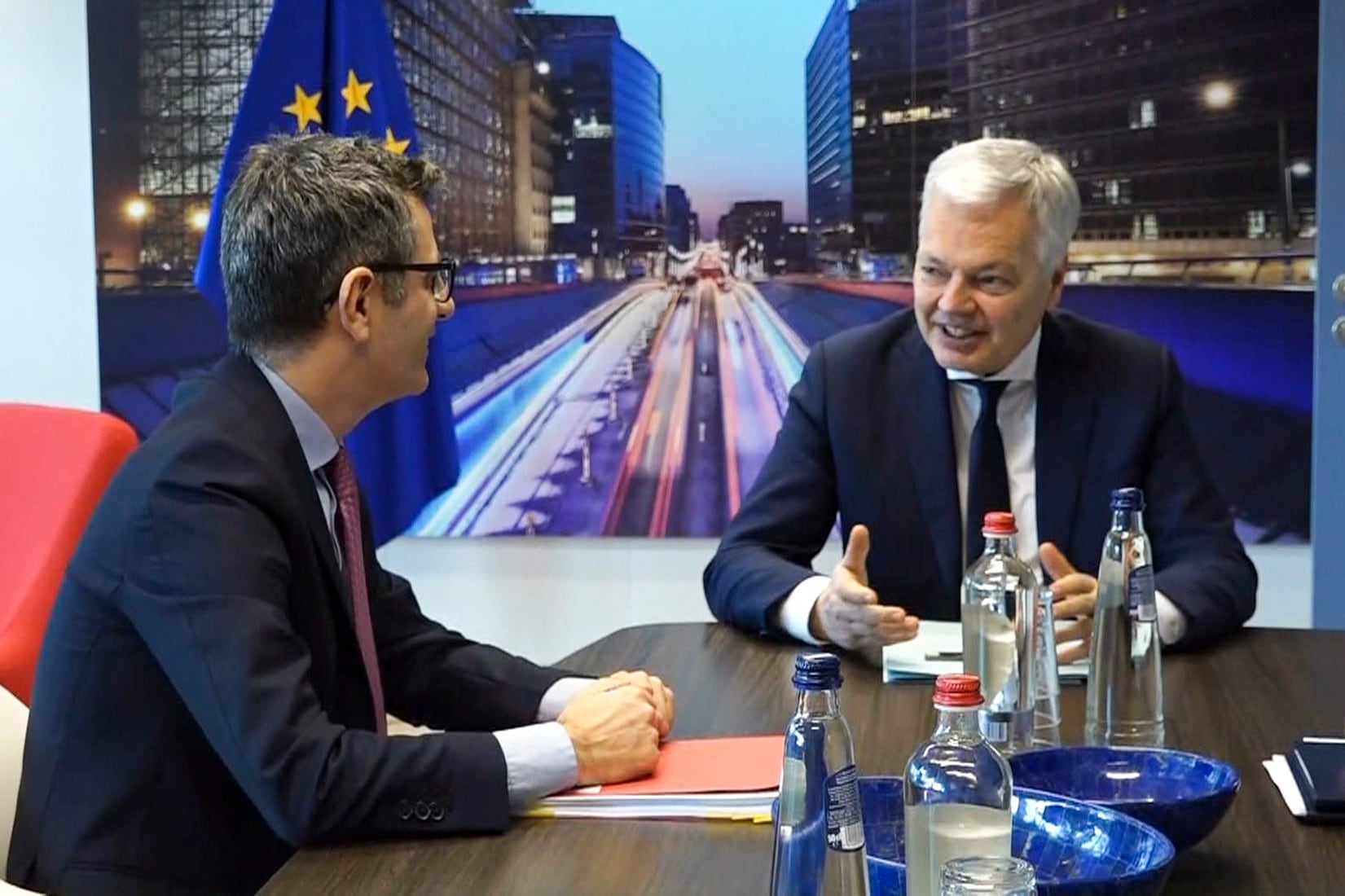 El comisario de Justicia europeo, Didier Reynders (d), ha reunido este miércoles en Bruselas al ministro de Presidencia y Justicia, Félix Bolaños (i), y al vicesecretario de Acción Institucional del PP, Esteban González Pons, para intentar iniciar un nuevo diálogo que desemboque en la renovación del Consejo General del Poder Judicial (CGPJ). EFE/Pablo Garrigós