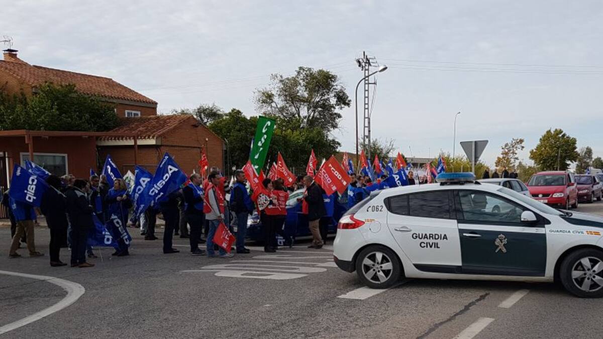 La Guardia Civil habilita un tercer carril en la carretera de Ayora por la huelga en La Torrecica