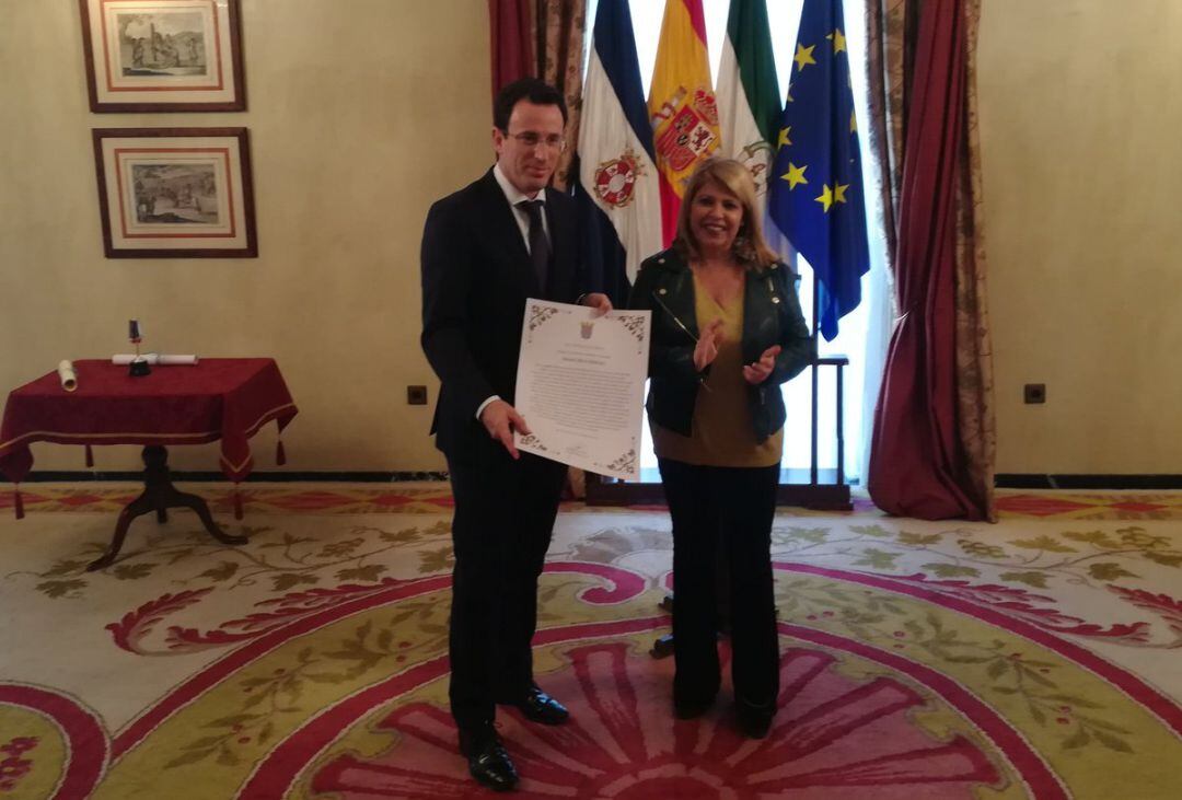 Francisco Perujo recibiendo el reconocimiento de manos de la alcaldesa Mamen Sánchez