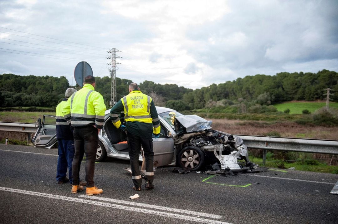 MAHÓN (MENORCA),  Vista del accidente mortal que ha sufrido la conductora de un turismo en la carrera que conecta la localidad menorquina de Fornells con la de Mahón,