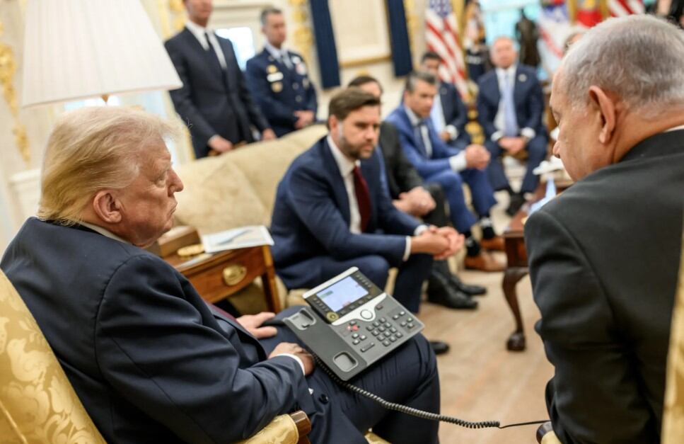 Trump, sujetaba el teléfono del despacho Oval después de haber sido el encargado de marcar el número del catarí para que Netanyahu le pidiera disculpas.