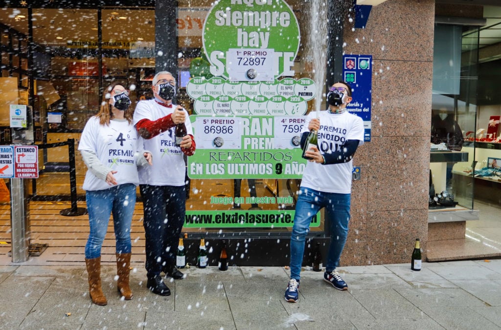 Trabajadores de El X de la suerte descorchan champán.