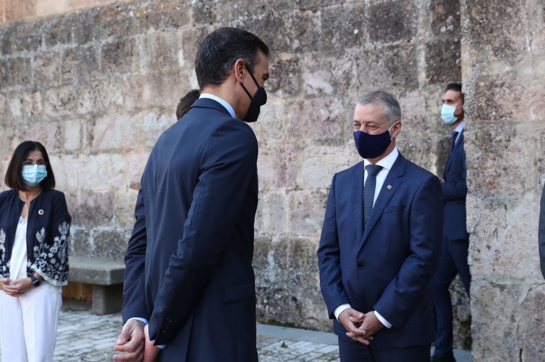 El presidente del Gobierno, Pedro Sánchez, saluda al lehendakari Iñigo Urkullu (d), a su llegada al Monasterio de Yuso antes de participar en la XXI Conferencia de Presidentes en San Millán de la Cogolla, La Rioja, a 31 de julio de 2020