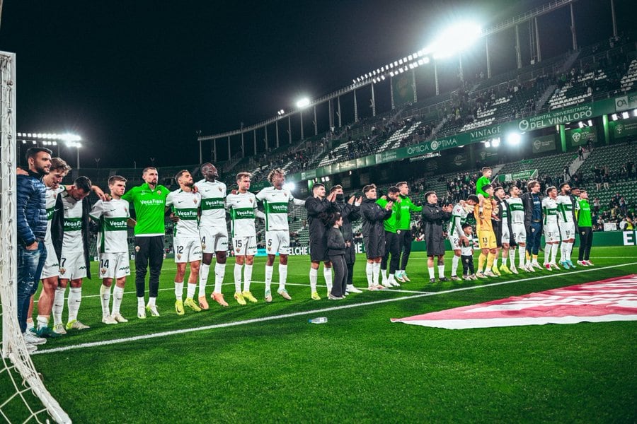 Los futbolistas del Elche CF festejan la victoria ante el Racing con su afición