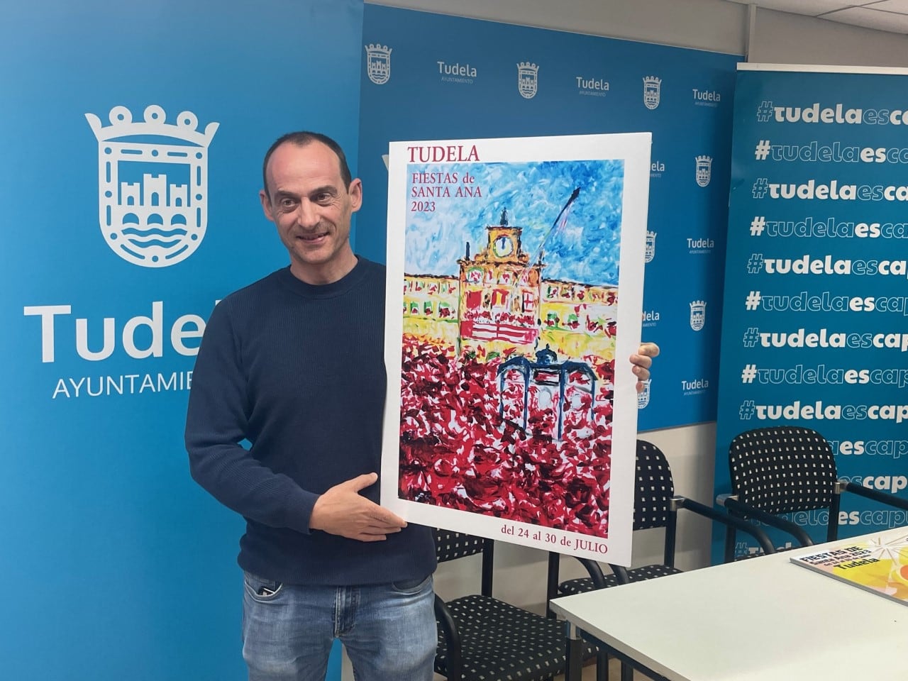 Ignacio González con cartel ganador del concurso de Fiestas de Santa 2023