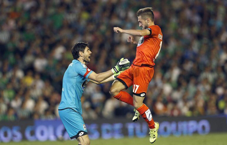 GRA522. SEVILLA, 24/09/2015.- El jugador del Deportivo de La Coruña Fede Cartabia (d) celebra con su compañero, el portero Lux, tras marcar el primer gol ante el Real Betis, durante el partido de Liga en Primera División que disputan esta noche en el estadio Benito Villamarín, en Sevilla. EFE/Julio Muñoz