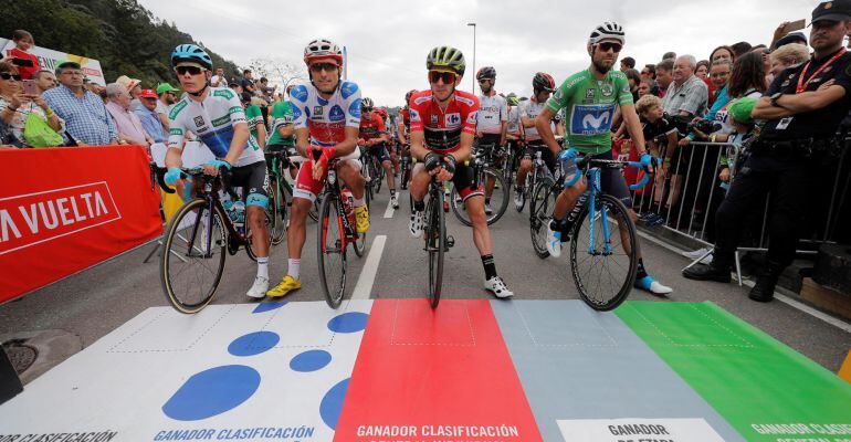 Miguel Ángel López, Simon Yates y Alejandro Valverde, justo antes de comenzar una etapa de La Vuelta