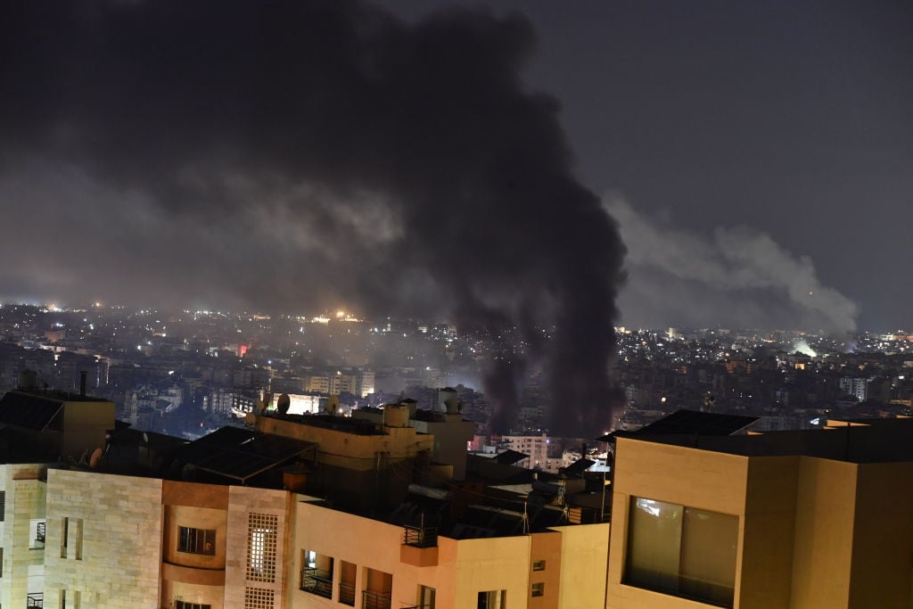 Israel bombardea el centro de Beirut por primera vez desde que empezó su ofensiva contra Hezbolá.