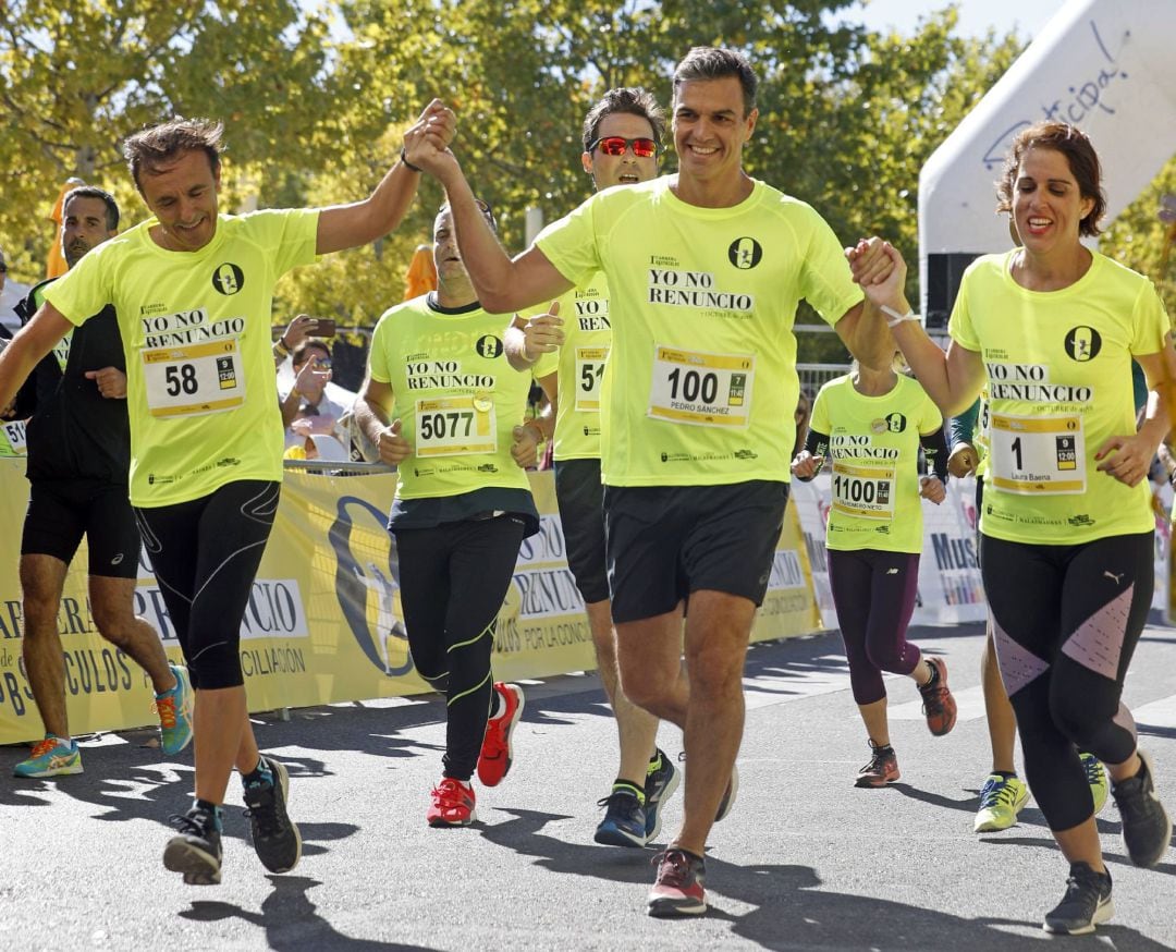 El presidente del Gobierno, Pedro Sánchez (c), durante su participación en &quot;Yo no renuncio&quot;, una carrera del obstáculos que organiza el Ayuntamiento de Alcobendas en favor de de la conciliación. 