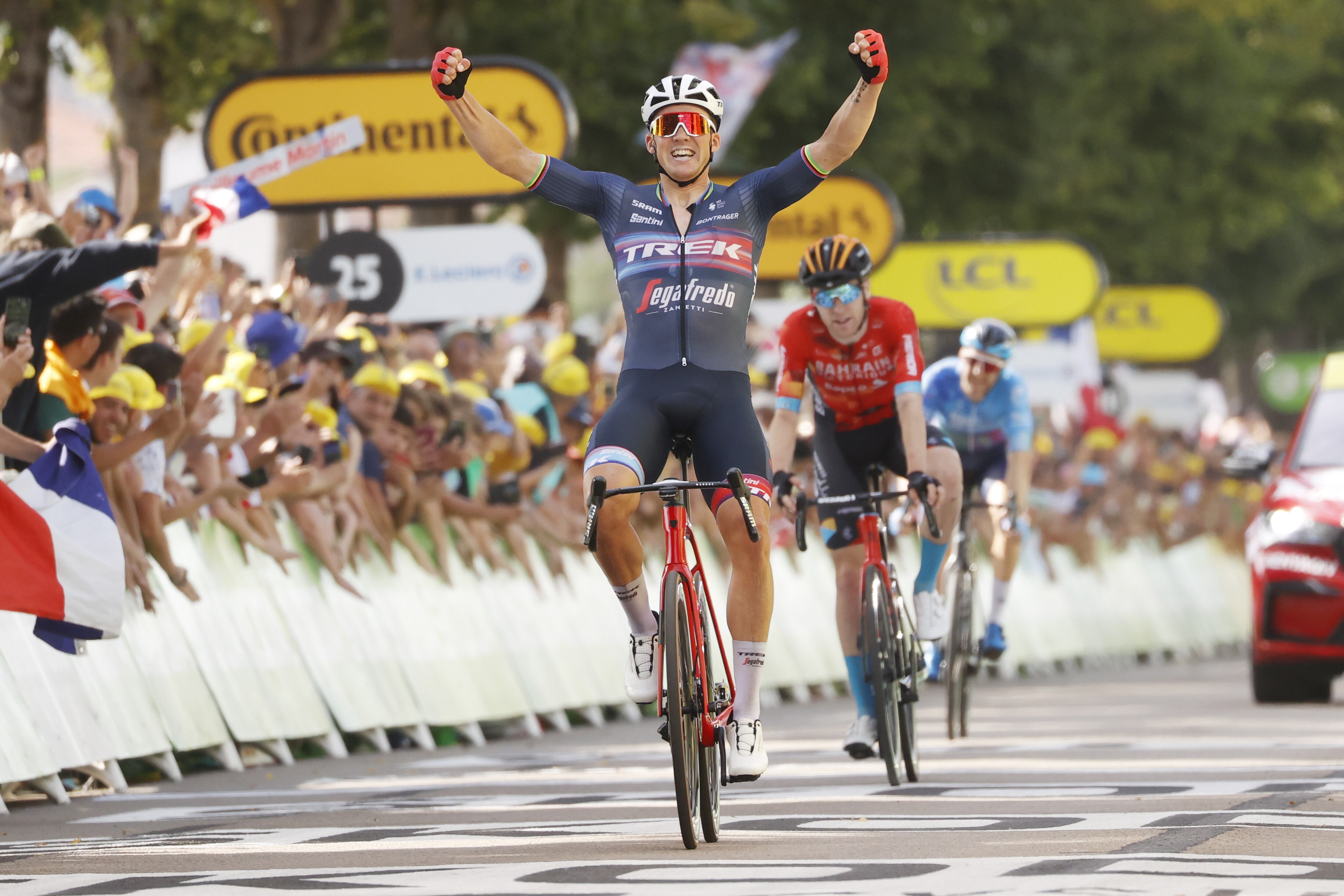 Mads Pedersen celebra la victoria en la etapa del Tour de Francia EFE/EPA/YOAN VALAT