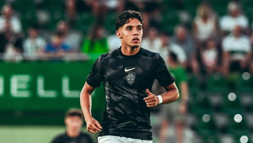 Ali Houary en el calentamiento de la primera jornada de liga con el Elche, donde les visitó el Real Betis Balompié, en la vuelta del Elche a Primera División