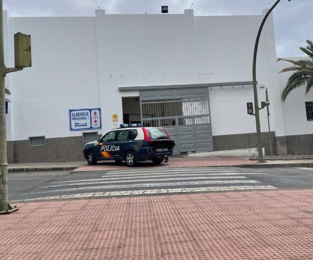 Patrulla de la Policía Nacional custodiando la entrada al albergue provisional de la Ciudad Deportiva, donde se ha acogido a los últimos migrantes llegados a Lanzarote.