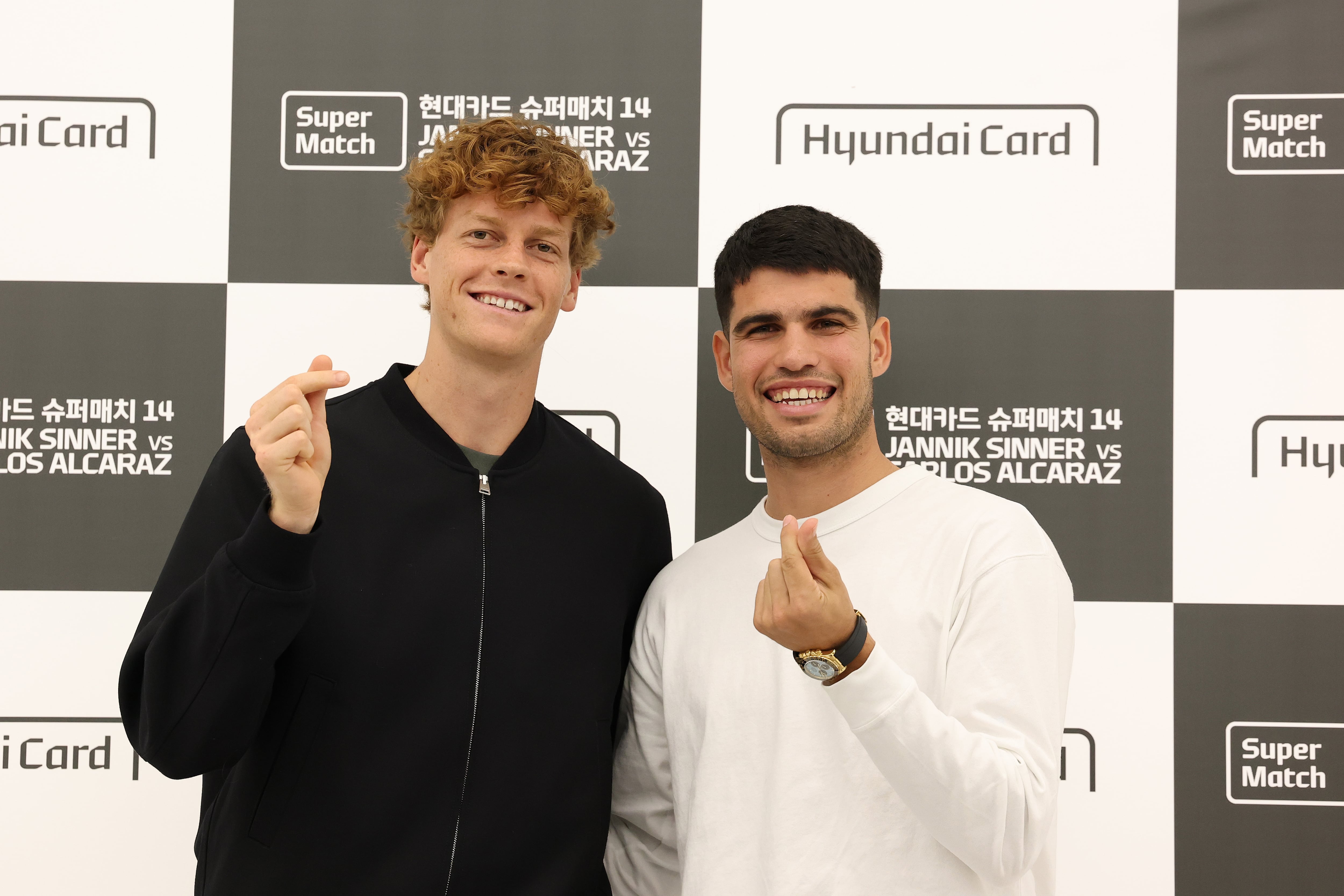 Alcaraz y Sinner posan durante un evento promocional en Corea