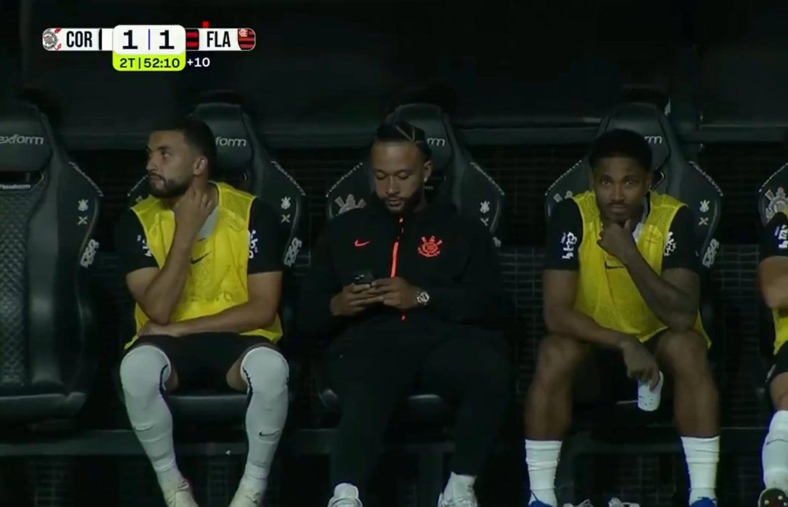 Momento en el que las cámaras cazan a Depay mirando el móvil