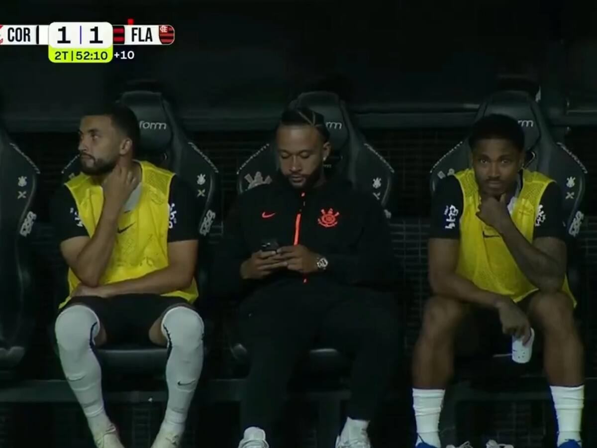 Cazan a Memphis Depay con el móvil en el banquillo y da explicaciones: "Salí para mostrar mi apoyo..."