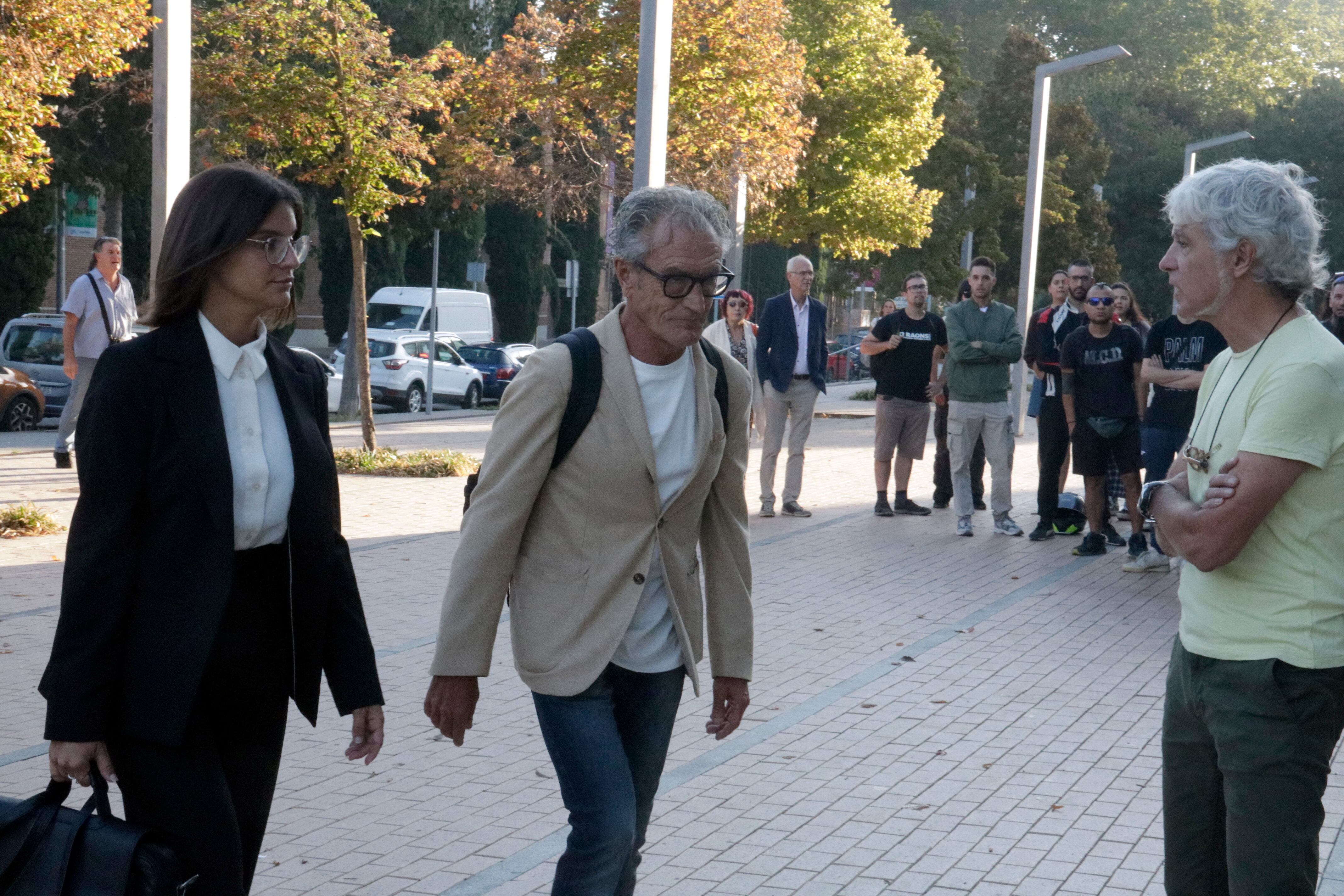 El professor de bateria de Quart acusat d&#039;abusos passant per davant la concentració de suport a les víctimes