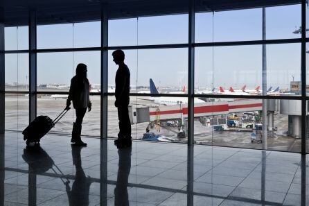 Una pareja se despide en el aeropuerto