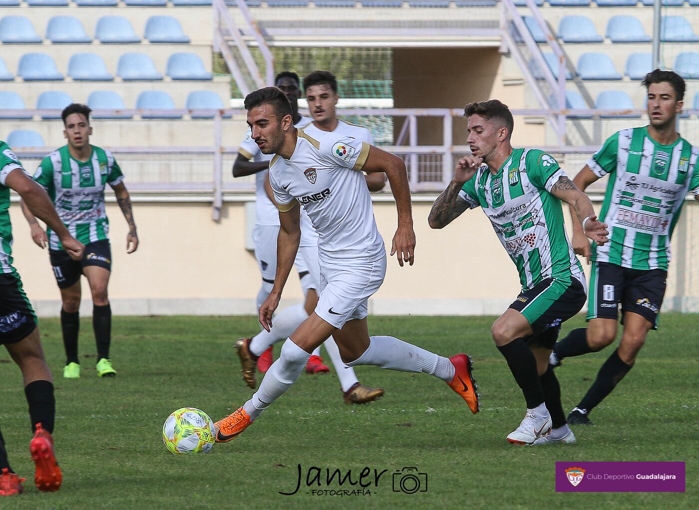 Fran Santano, rodeado de jugadores del Quintanar, conduce la pelota ante la atenta mirada de Pantoja, en el anterior Dépor-Quintanar en el Escartín (1-0 Domenech)