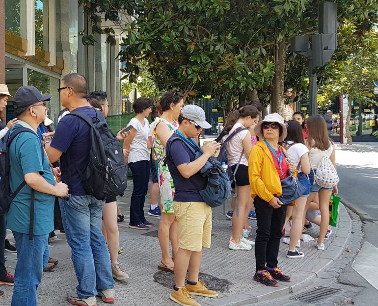 Un turista utiliza su teléfono móvil en Granada