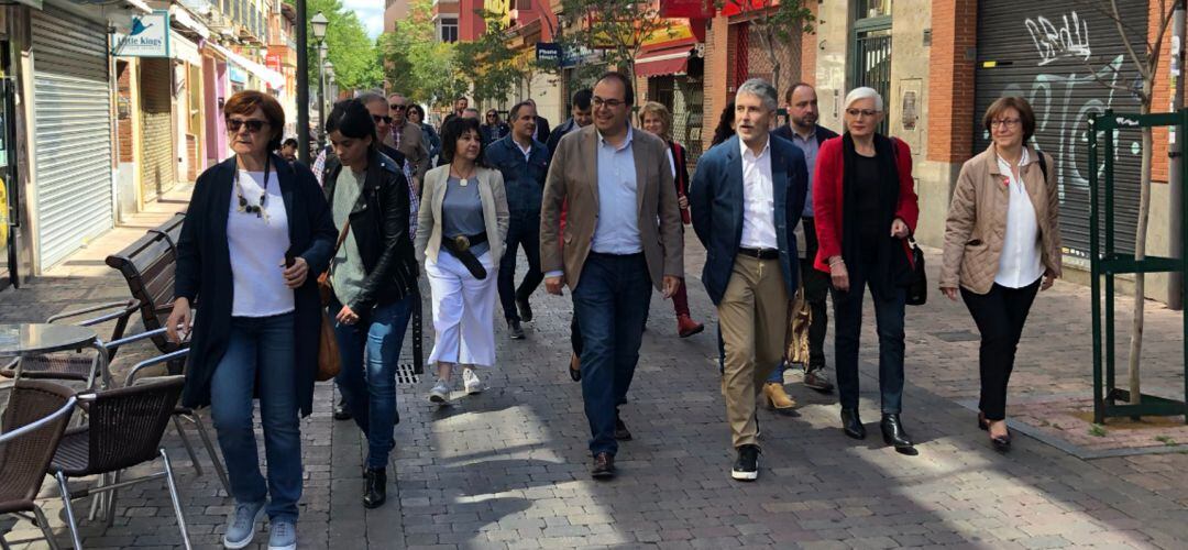 Santiago Llorente y Fernando Grande-Marlaska, en el centro de la imagen, han paseado por el centro de la localidad