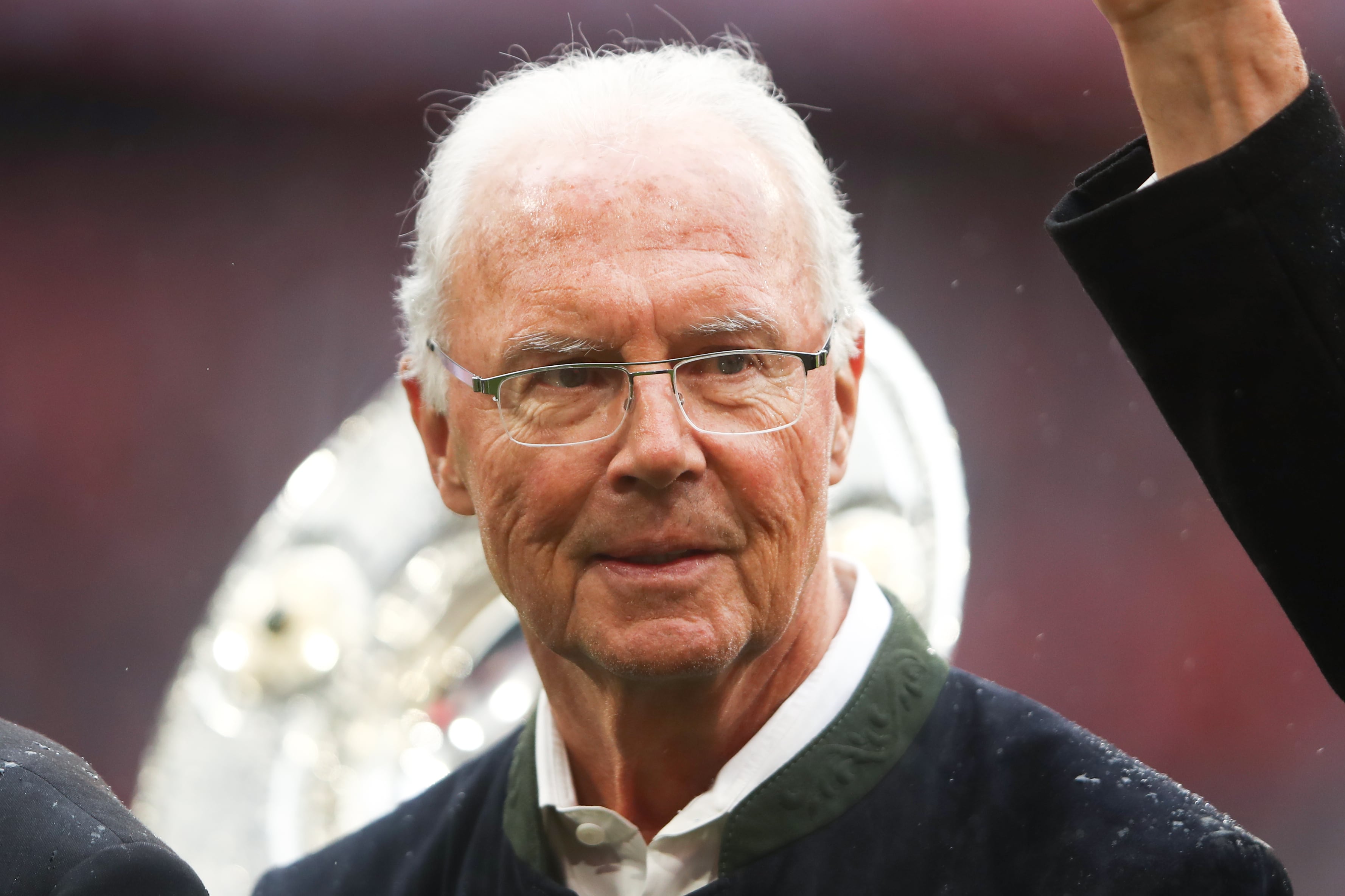 Franz Beckenbauer antes de un partido entre el Bayern de Múnich y el Hannover 96 de Bundesliga. (Alex Grimm/Bongarts/Getty Images)