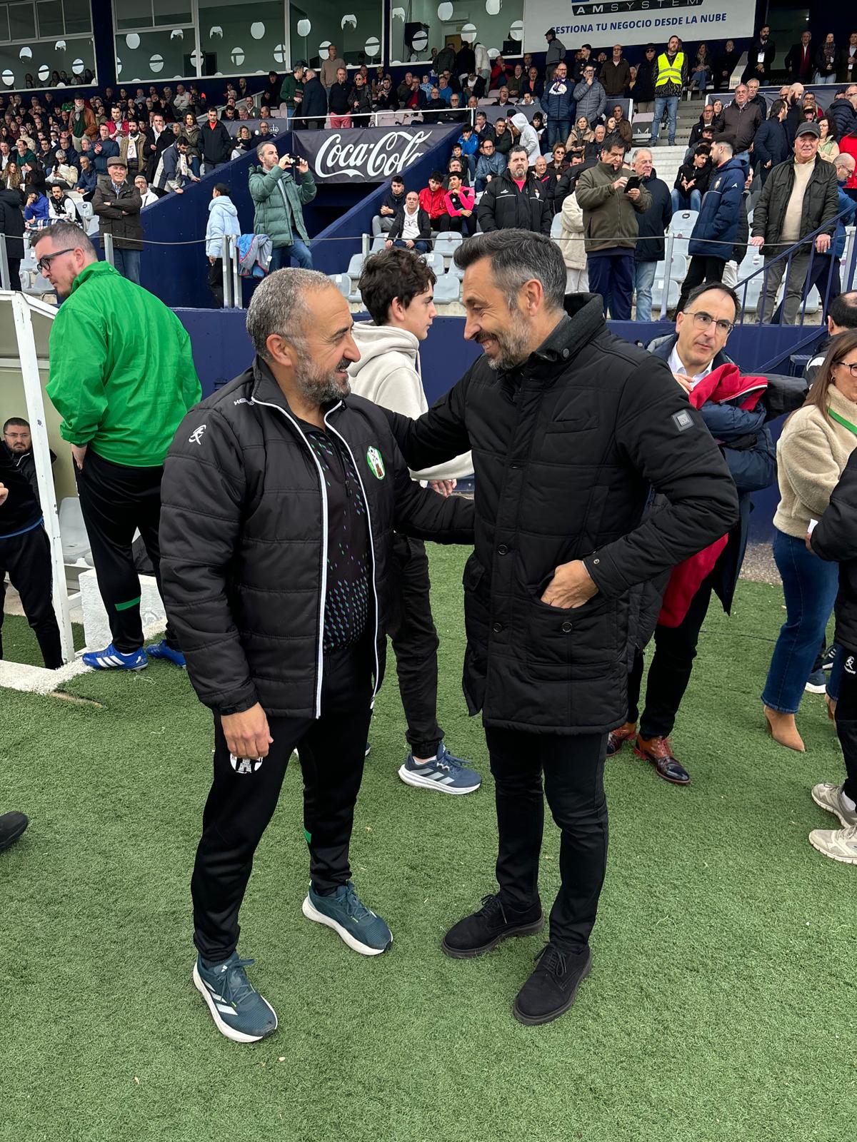 Aybar saluda a Herrero durante un encuentro entre Mancha Real y Real Jaén.