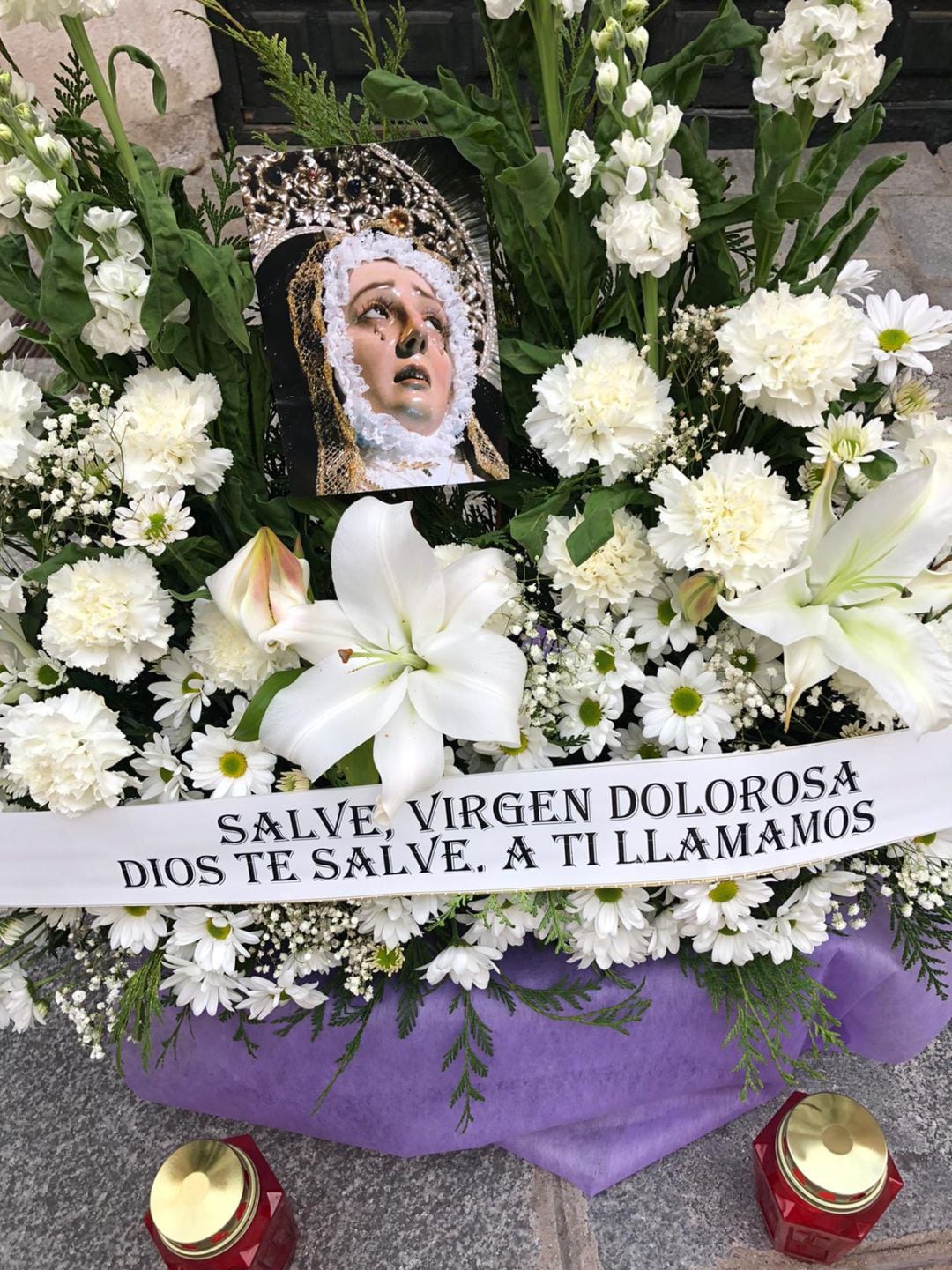 Centro floral a la puerta de la iglesia de Santa Eulalia de Segovia en la mañana del Jueves Santo