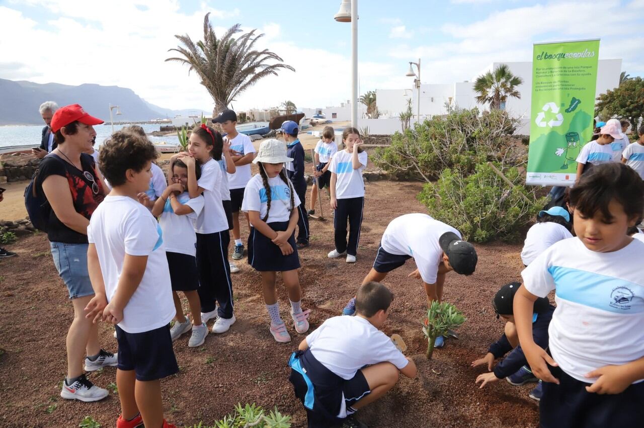 Algunos de los alumnos participantes en la plantación.