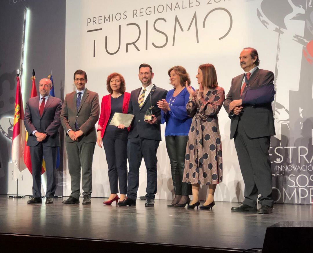 El alcalde de Enguídanos, Sergio de Fez, recibe el premio de manos de responsables de la Junta.