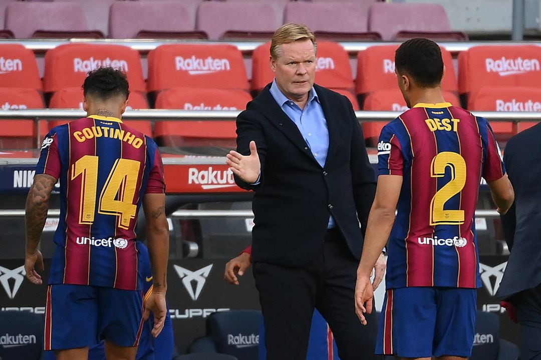 Koeman saluda a Dest durante el partido. 