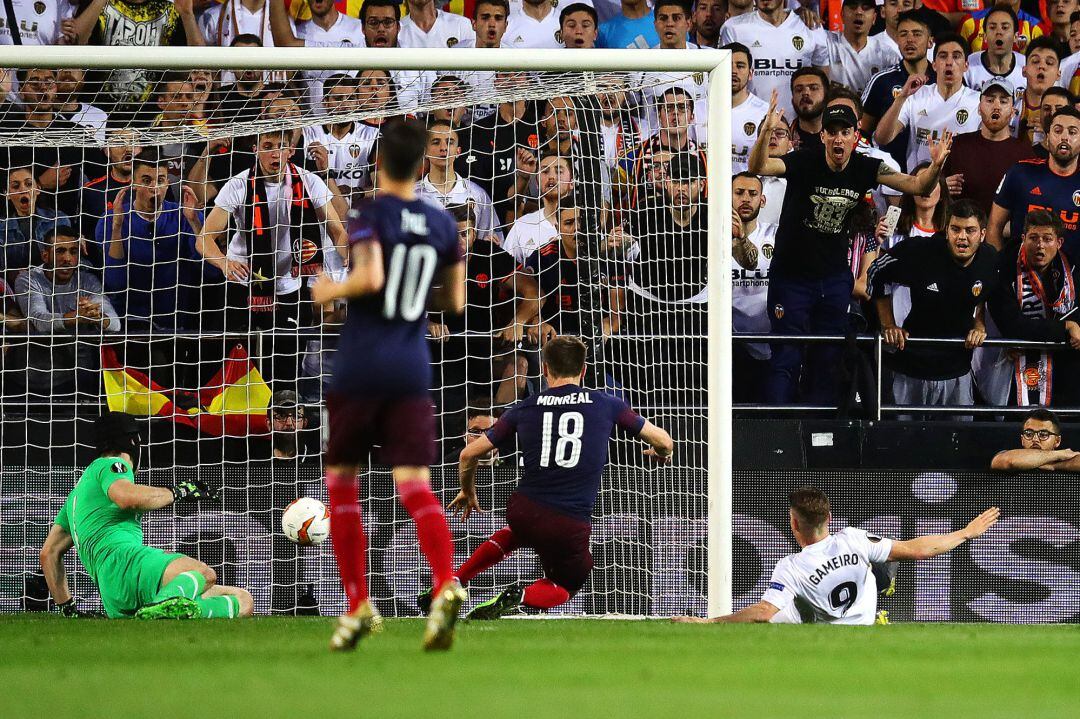 VALENCIA, SPAIN - MAY 09: Kevin Gameiro of Valencia scores the opening goal during the UEFA Europa League Semi Final Second Leg match between Valencia and Arsenal at Estadio Mestalla on May 09, 2019 in Valencia, Spain. (Photo by Chris Brunskill, Fantasista, Getty Images)