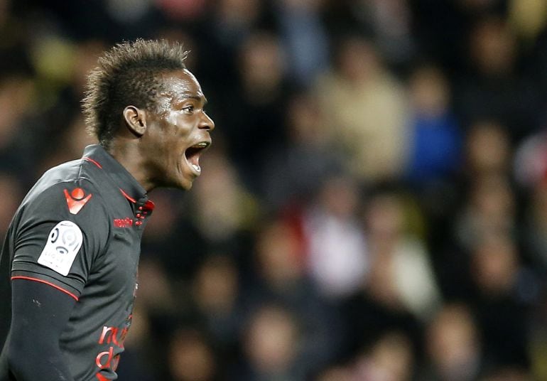 Balotelli, durante un partido con el Niza