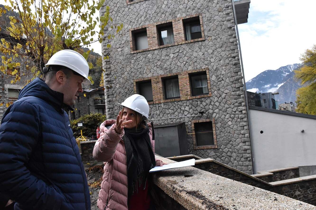 La cònsol major d'Escaldes-Engordany, Rosa Gili, en un moment de la visita a les obres al projecte Caldes.